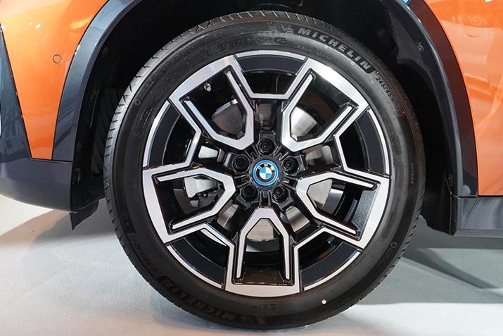 IvV19C` ACEzC[245/45R19TCYł ~V́uevC}V[v𑕒BuM SportvAсuiX1 xDrive30 xLineɂ̓A_veBuMTXyVWAWԂɑ΂Ďԍ20mmႭȂ܂