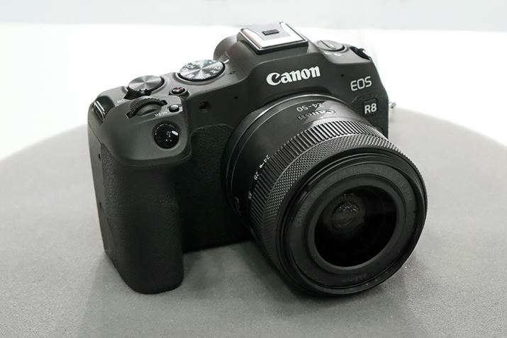 \Ə^Eyʂ𗼗uEOS R8vBLbgYƂėpӂĂA̐VWY[YuRF24-50mm F4.5-6.3 IS STMv𑕒Ă