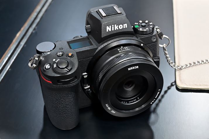 jR̐ViƂẮA^̍LpEPœ_YuNIKKOR Z 26mm f/2.8v2023N33ɔBtTCY~[XAFYƂčŔi2023N27_AjRׁj̑S23.5mmApP[LYƌĂ΂锖^YBi.comňii2023N223_j65,340~