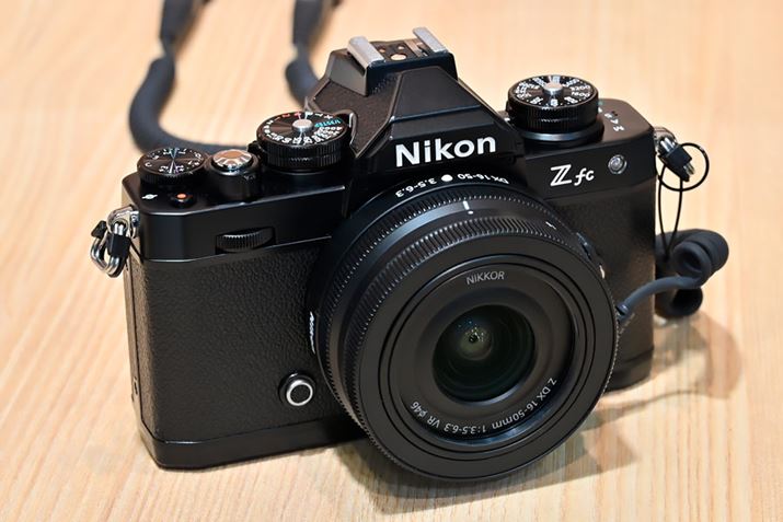 NVJȃfUClCAPS-C~[XuZ fcṽubNf2023N33ɓoꂷ