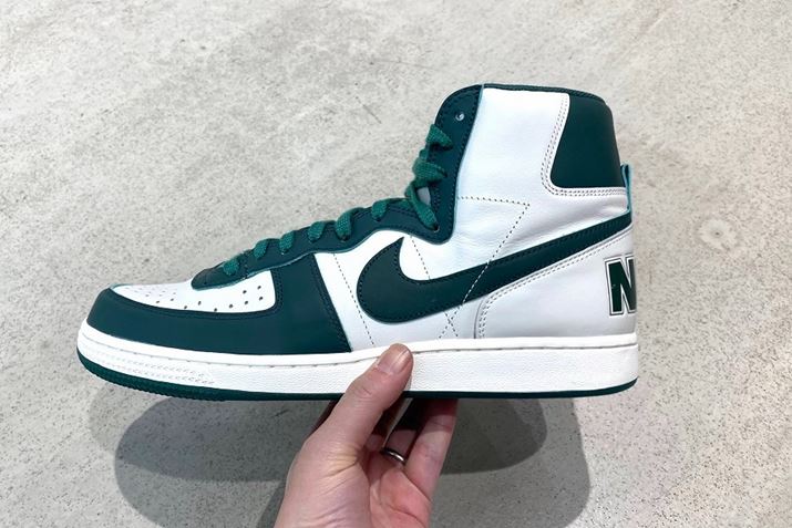 u^[~l[^[v̗͒pɋ߂fUCŁAオĂ̂Bu_NvXbLƂVGbgłBɍł́A2008NɃ[Xꂽł̃J[O𓥏P