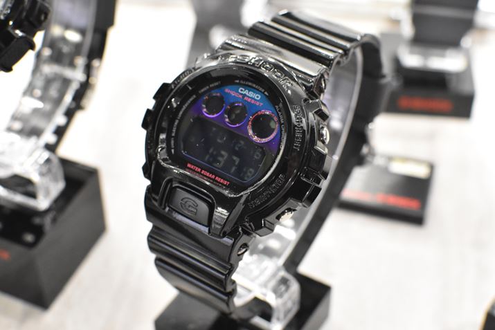 EhP[XɎOڂ́uDW-6900vx[XBƓAՂɃC{[{Ă