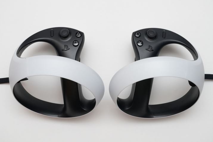PSVR2 SenseRg[[̃{^́AMeta Quest 2̃Rg[[ƔɎĂzułBPS5̃Rg[[ƓlɁuNGCg{^vƁuIvV{^v𓋍ڂĂ܂