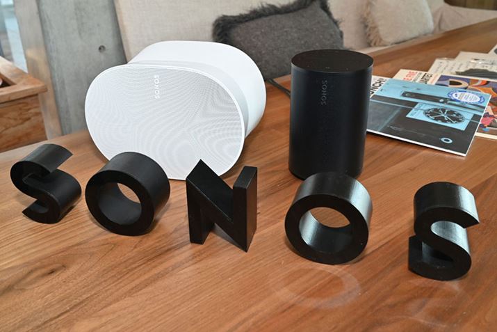 CXXs[J[̐VfuSonos Era 300viʐ^jƁuSonos Era 100viʐ^Ej