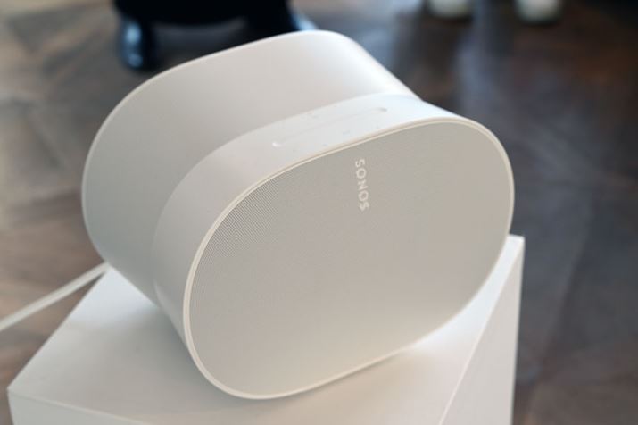 uSonos Era 300v̖{̂̓EFXgVFCvIȃfUCƂȂĂ邪A̓Xi[ݍރTEȟ邽߂ɎwgU̍ő剻_߁Bp`OǑ̃fUC܂߁AׂČvZꂽfUCƂ