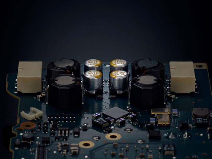 uNW-WM1AM2vAŏʃf́uNW-WM1ZM2vɂ̗pꂽRfT[uFTCAP3vBʏ͐u^̃I[fBI@Ɏg悤ȁgrĥ傫ȃp[cŁAfނ\ɂJX^iƂiʐ^́uNW-WM1ZM2vj