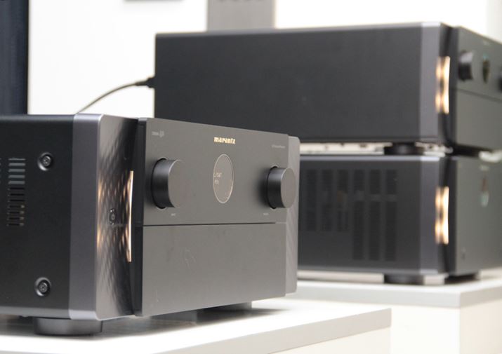 OσfUCŁuCINEMA 50vƑ傫قȂ̂́AgbvhA̒ɑ^fBXvC_BuAV10viʐ^j̎dlŁALEDCgd܂ĂBuCINEMA 40v͍@炵dĂāA^ʂ猩΁A܂߂āuAV10vƂ̍قڂ킩Ȃ炢