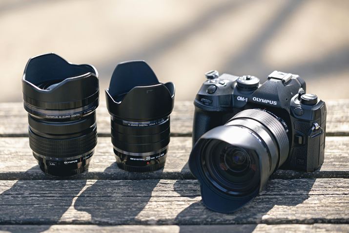 EuOM-1vƁuM.ZUIKO DIGITAL ED 12-40mm F2.8 PRO IIṽZbgAāuM.ZUIKO DIGITAL ED 20mm F1.4 PROvƁuM.ZUIKO DIGITAL ED 7-14mm F2.8 PROvB͂̃JƃYŗɏo܂B