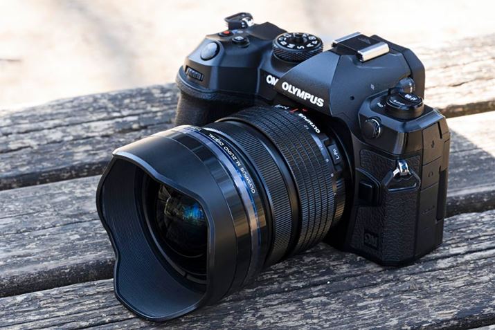 LԂB̂Ƀsb^̑aELpY[Y`CXB35mmZŏœ_14`28mm̉pJo[܂B{YɂuMFNb`@\vuL-Fnv{^Ă܂BȂAYt[h͑gݍݎŎO͂ł܂