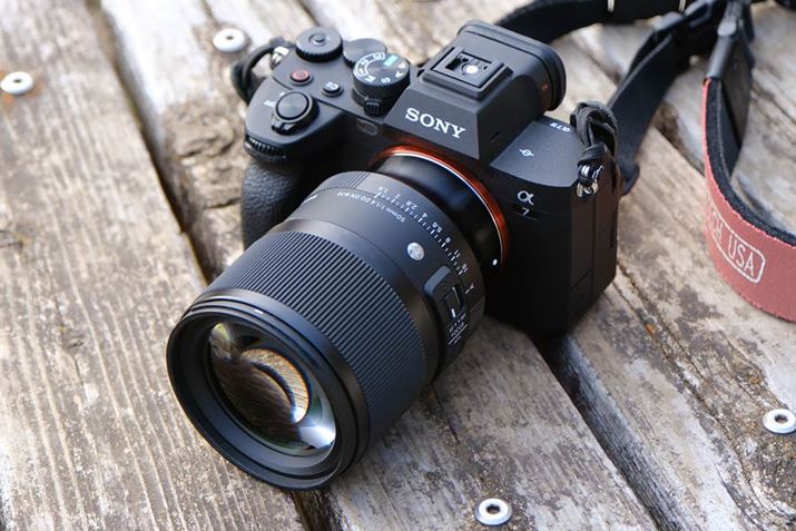 VO}̐VWYu50mm F1.4 DG DNvi\j[E}Egpjr[܂B̓\j[̃tTCY~[XJu7 IVvƂ̑gݍ킹Ŏʂ܂