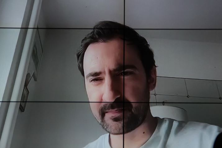 ICŐiAkis EvangelidisBfUCRVXȁiOψӏւ̊x̍j{̃[U[ɂAuNothing Ear (1)v͎󂯓ĂƘb