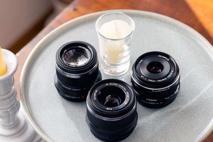 EuM.ZUIKO DIGITAL 17mm F1.8vAuM.ZUIKO DIGITAL 25mm F1.8vAuM.ZUIKO DIGITAL 45mm F1.8vBVo[ƃubN2FpӂĂBRpNgȃtHŁA^тȒPBF1.8ƂJilȂAꂾ̏^EyʉĂ̂炷΂炵