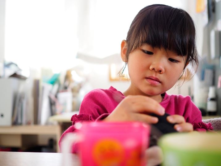 ႲႵł̕iBuM.ZUIKO DIGITAL 25mm F1.8v̊JF1.8ŎBeBقǖ邭ȂYŌڂɂ́Aœ_]ɂAȂǂ̍HvKvBAF1.8̍il𗘗pł΁ACyɔwi{P𓾂̂ŁA蒼IɎD݂̍\}ŎBeł悤ɂȂ