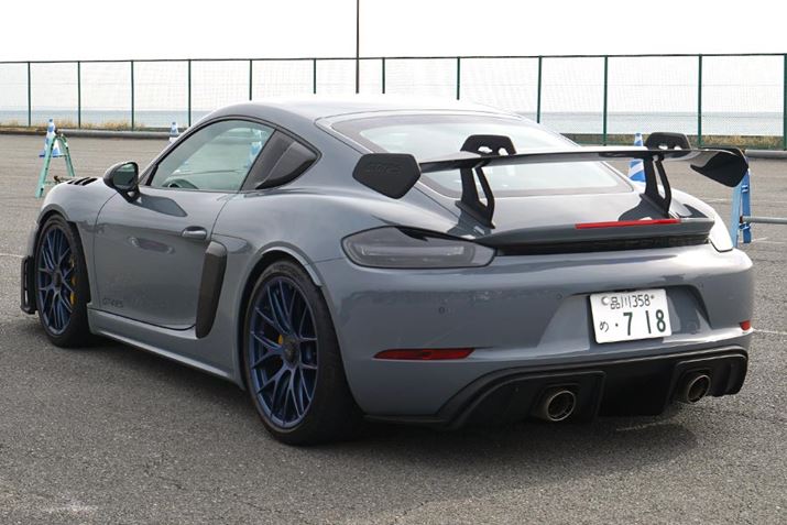 J[{ECO̓XlbNBE}̗D}VtB[hobNꂽZpĂ܂BẂu718PC} GT4vƔׂă_EtH[X25サĂ܂