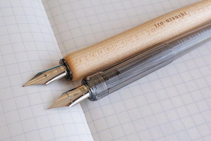 yɂ͂ꂼuFvuMvƍ󂳂Ă܂BȂAʐ^̎f́ÃJ[ɂēWJĂ鎚قȂ܂iʐ^̃NAubŃuFv̂݁ANAu[́uMv̂݁BmJ[̂݁uevƁulv̗pӂĂ܂j