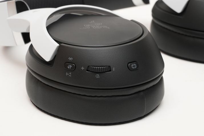 EnEWOɂ́AUSB Type-CCXhOBluetooth̐ڑ؂ւuRazer SmartSwitch/EQ{^vA}CNẺʂ𒲐߂鑤zC[AŰ𒲐߂uRazer HyperSense{^vzu