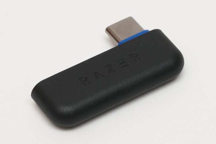 USB Type-CCXhO̒[q͕БɊĂ܂BfoCXɑ}ƂɁA̒[qӂł܂Ȃ悤ɂ邽߂̎dlł