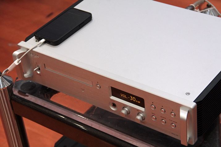 USB Type-C[qPCƐڑłقAX}[gtH𒼐ڂȂyĐłBʐ^̓JRlNVLbgiPhoneȂƂBAmazon MusicAvgAnC]̉ĐłBގ_Amazon Music̃AvĐł́AKTvORo[^[dl̂悤