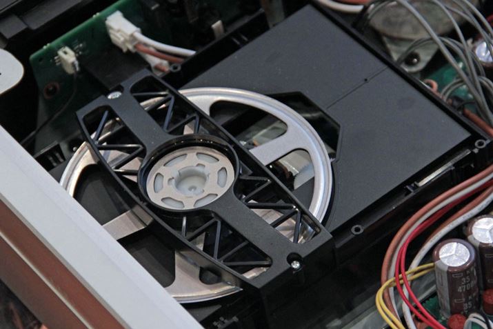 uVRDS-701v̓VJƁAfBXNhCuB{@ɓڂĂ̂́AuCD-5020vƂhCujbgx[XɂuV.R.D.Sv{L̖{̓ʐ^ׂ͂ĊJî