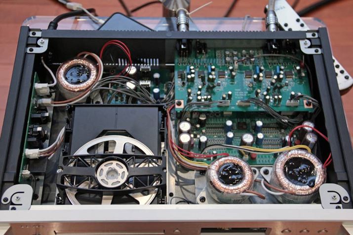 uVRDS-701v̓ɂ̓gC_RAgX3A炻ꂼhCupAfW^pAAiOp̓dɏ[Ă