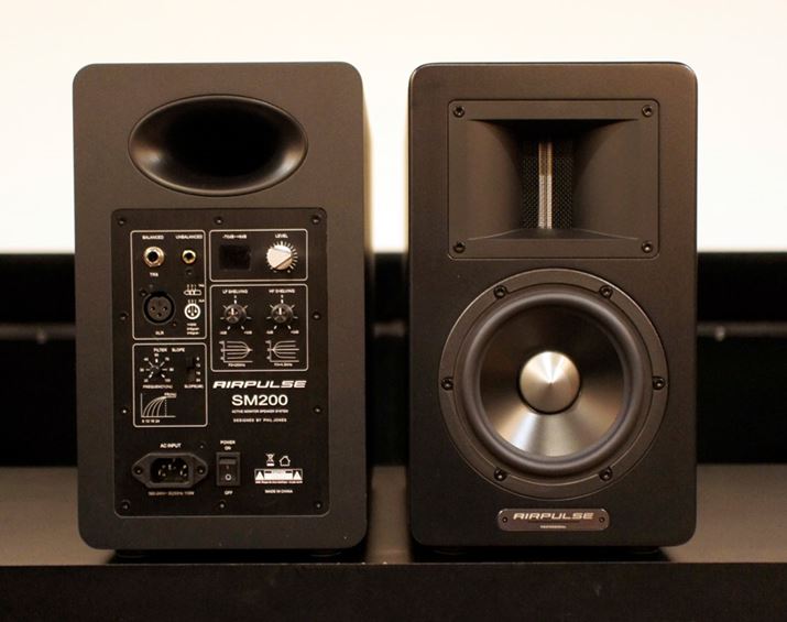 uSM200v̑OʂƔwʁBwʂ͓͒[qAe풲̂߂̃XCb`[ĂBOʂ͍EɍLz[ڌ^{EcC[^[ۓI