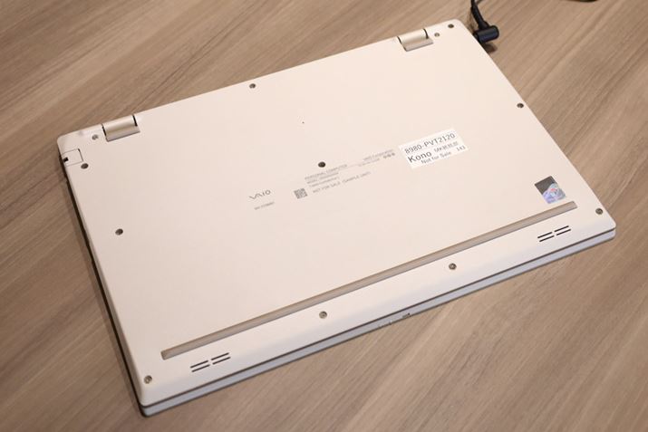 uTeS[hvfBT߂ɋPFŁA؂₩͂邪AĔhł͂ȂBɔzēhH팸邽߁A50͖hĂ邪AʂS܂łƐFꂳĂBʐ^́uVAIO F14v