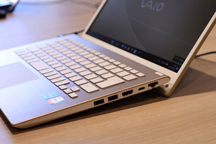 fBXvCJƃL[{[hʂɌX΂tgAbvqWBp[Xg͈ꖇ̃A~ŁA菝ɂ