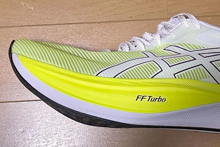 ~bh\[wɂ́AAVbNX̌yʃ~bh\[tH[ނɂčłɂꂽuFF BLAST TURBOvAwɂ́uFLYTEFOAMv̗pB2̑fނgݍ킹邱ƂŁA萫ƔĂ