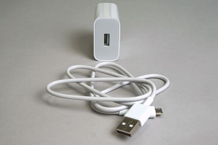 ipbP[Wɂ10W̏o͂ɑΉ[d킪܂܂ĂBmicroUSB[dǉŗpӂKv͂Ȃ