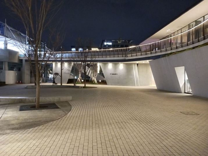 ߂ȖiBeBnCCgɔт邪AHʂɕ~l߂ꂽubNfbL͂ގ肷̃fBe[͂悭cĂBꂭ炢̖邳Ȃ]TőΉł悤