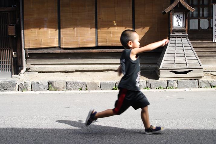 LmuEOS 10DvŎBe19NO̎ʐ^B_Ci~bNWAj̎q̔тĂ̂킩ł傤HEOS 10DAEF20-35mm F3.5-4.5 USMA34mmi35mmZ55mmjAISO100AF5.6A1/200bAzCgoXFI[gAsN`[X^CFX^_[hiŐVRAW\tgŖ邳ς݁j