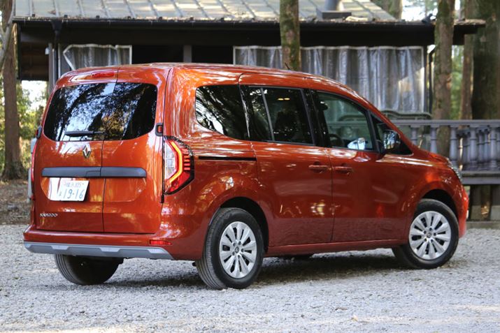 V^uJO[ṽ{fBTCÝAS210mmg債4,490mmɁAO30mmg債1,860mmɂȂiS͕ς炸1,810mmjBŏ]a5.6mɂȂi摜̃O[h́uINTENSEiCeXjvŁA{fBJ[̓uE eRb^Mj