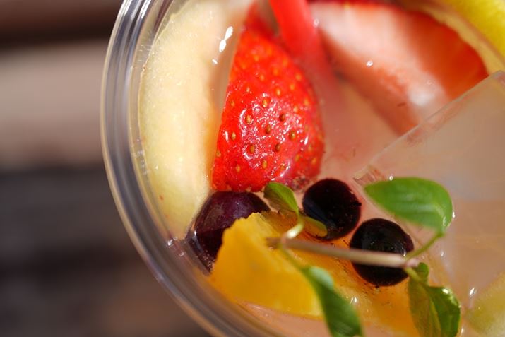 ][Ńt[cW[XɊĎBeĂ݂܂BuFE 20-70mm F4 Gv̍ŒZBéAAF0.3miLp[j/0.25mi][jAMFY[S0.25mł7R VAFE 20-70mm F4 GA70mmAF4A1/400bAISO50AzCgoXFVBeʐ^i9504×6336A32.1MBj