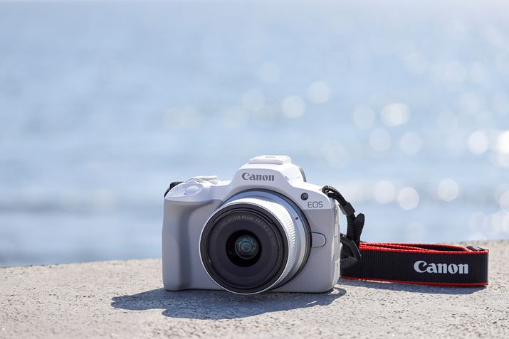 uEOS R50ṽJ[oG[V́AGg[fuEOS KissV[Yvł͂Ȃ݂̃zCgƃubN2FBy₩Ȉۂ̃zCg{fB́ARpNgȃTCY܂߂ĊXXibv◷Ŏy܂