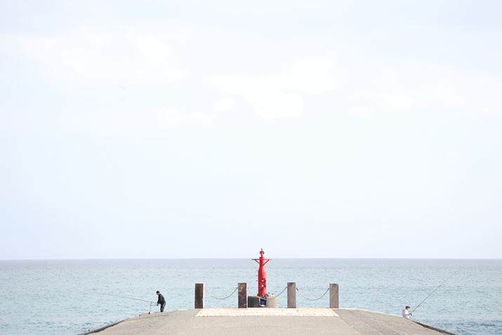 uEOS R50ṽJ[oG[VƓAzCgƃubNɕ𒅂ނlLO1EOS R50ARF-S55-210mm F5-7.1 IS STMA55mmi35mmZ88mmjAF5.6A1/400bAISO1000AzCgoXFI[gAsN`[X^CFX^_[hBeʐ^i6000×4000A8.7MBj