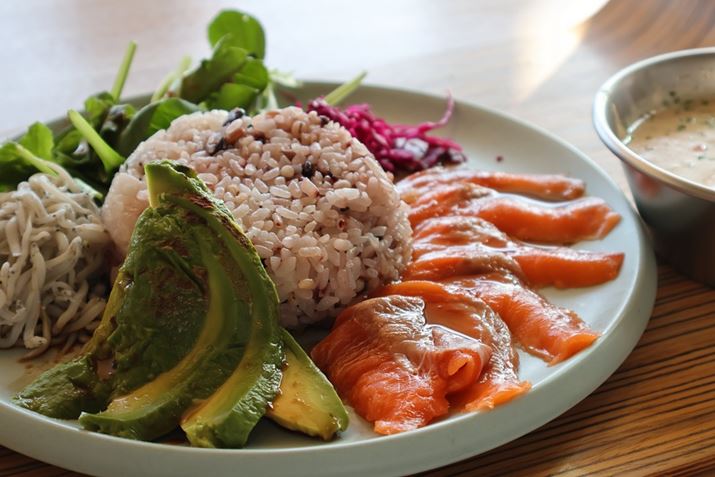 uXyVV[v́uvŎBeBT[̐FN₩ɍČAڂɂ1łEOS R50ARF-S18-45mm F4.5-6.3 IS STMA42mmi35mmZ68mmjAF6.3A1/160bAISO400AzCgoXFI[gAsN`[X^CFI[gABe[hFBeʐ^i6000×4000A9.7MBj