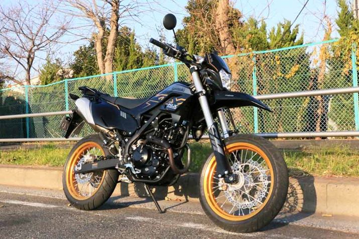 X^CbVȌڂƂȂuKLX230SMvBTCY2,050iSj×835iSj×1,120iSjmmŁAJ[̓G{j[1FWJƂȂĂB[J[]i572,000~iōj