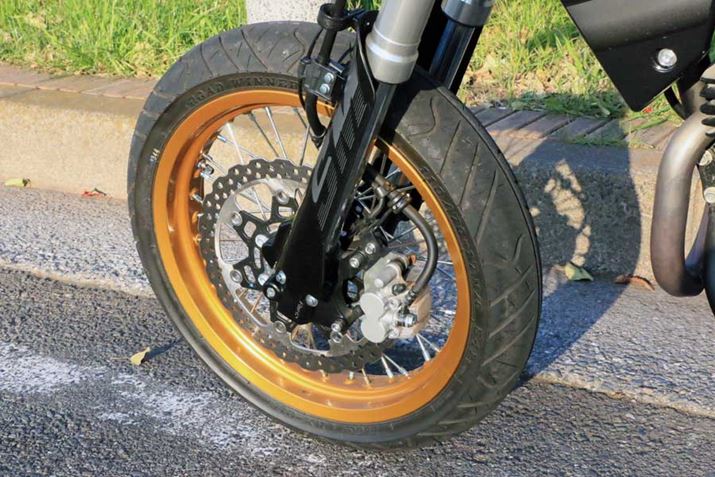 tgzC[17×3.0C`ŁA^CTCY110/70-17Bu[LfBXN300mmɑ^Ă