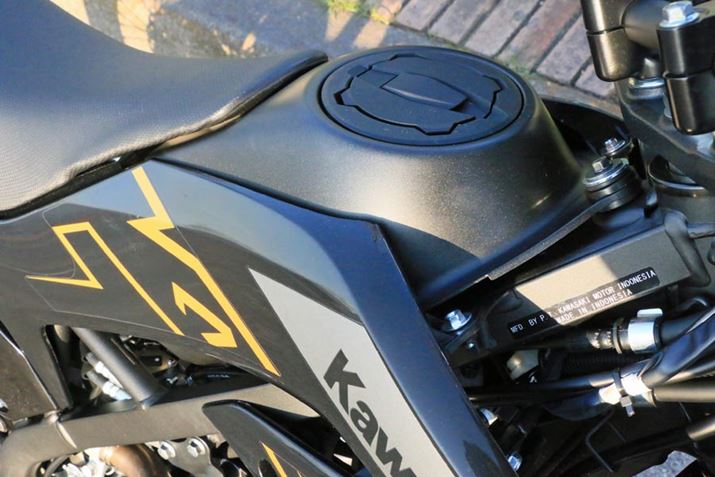 }K\^Ni7.4LjAʒuOړ₷邽߂̃|CgB㉺킹悤ɁAnڂH@ō}Ă