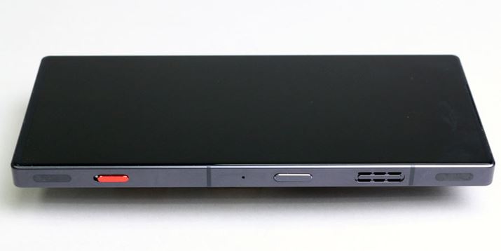 Eʂ̍E̋ɃV_[{^𓋍ځBԂXCb`́uQ[Xy[Xvւ̐؂ւXCb`ŁAEɌ͓̂d{^Bd{^̍ɒʕ݂Ă