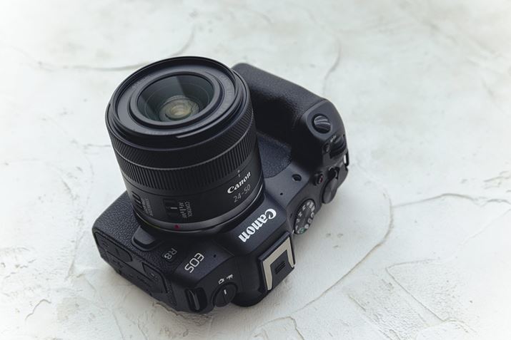 uEOS R8vƁAV̕WY[YuRF24-50mm F4.5-6.3 IS STMvƂ̑gݍ킹B{Y^EyʂŁuEOS R8vƂ͔̑Q