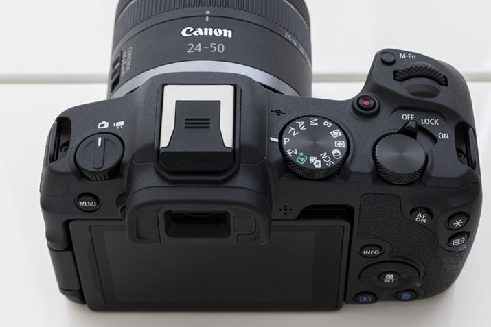 uEOS R8v̏ʁBEɃ[h_CƓdXCb`AɐÎ~BeƓBe̐؂ւXCb`B̎dĺuEOS R6 Mark IIvƓ