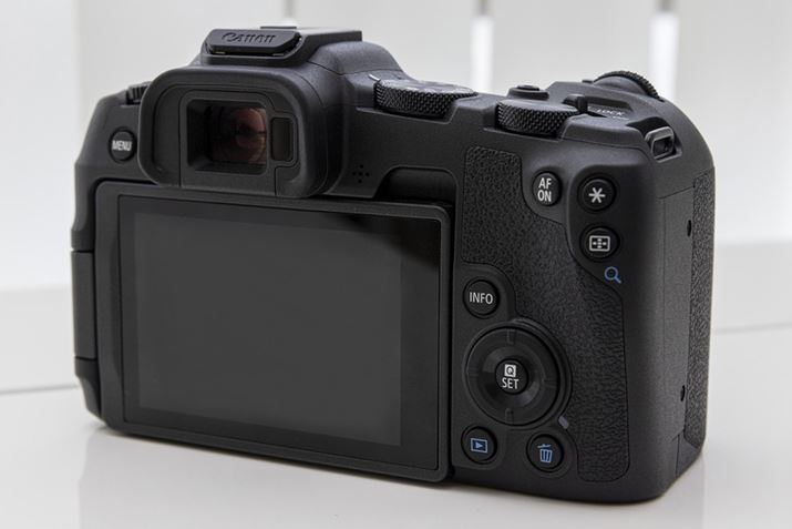 uEOS R8v̔wʁBʂwʂƁAɃVvȃ{^\ƂƂ悭킩BwŒIɑł}`Rg[[͂ȂA\L[dq_CɂȂĂȂB܂Aڂdq_C͏ʂ̃Cdq_CƃTudq_Ĉ݁Bj^[3.0^i162hbgj̃oAOŁÁuEOS R6 Mark IIvƓ