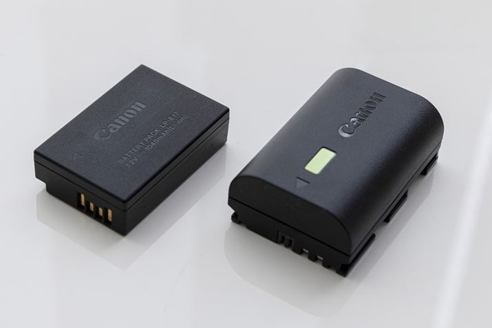 Ήobe[́uEOS RPvuEOS R10vAuEOS KissV[YvȂǂŎguLP-E17viʐ^jBuEOSV[YṽtTCY@ōLpuLP-E6NHiLP-E6N/LP-E6jviʐ^Ejł͂Ȃ̂ŒӁBobe[邱ƂŁA{fB̏^ĂBȂASDJ[h̓VOXbgŃobe[[ɐ݂Ă