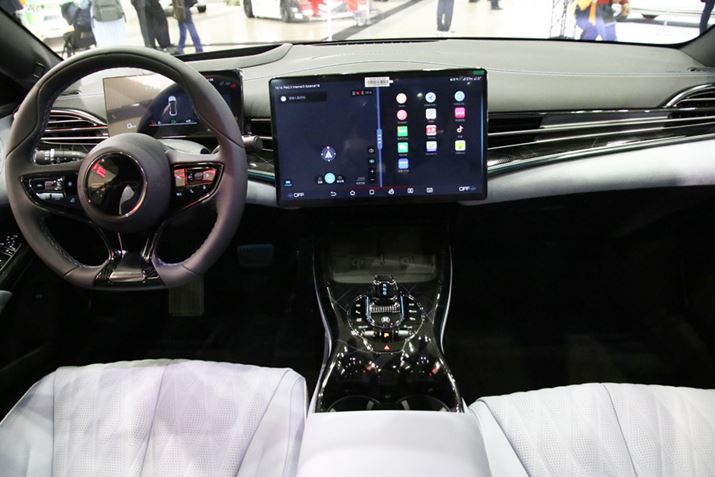 uSEALṽCeABX|[eB[ȓfUC̗pĂAɂ͑傫15.6C`fBXvC