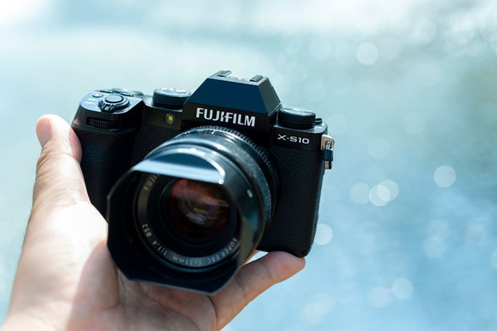 ̗̂AxmtCuX-S10vBL2610fAPS-CZT[𓋍ڂ~[XŁAdʖ465g̏^Eyʃ{fB傫Ȗ͂łBĂ郌ÝuXF35mmF1.4 RvBH̗Xibv́ÂقƂǂ̃YŎBe܂