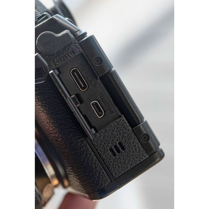 [qUSB Type-CiUSB3.2 Gen1×1jBȂA{J̓obe[`[W[ʔB{IɕtUSBP[uʂď[dsX^CłB͒ӂł