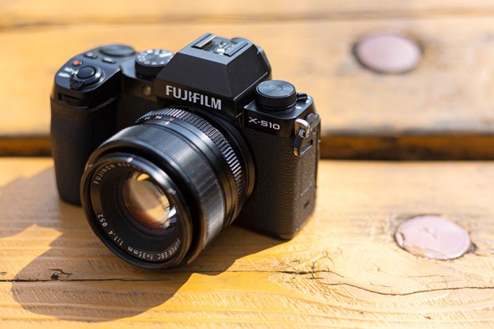 uX-S10vɁuXF35mm F1.4 RvtԁB{Y̏dʂ͖187gBJ{̂ƍ킹Ă652gŎ܂܂BiH7\̉~`iBőBe{0.17{łBYLbvƂ͕ʂɁAYt[hi`ʐ^QƁjAt[hLbvt܂