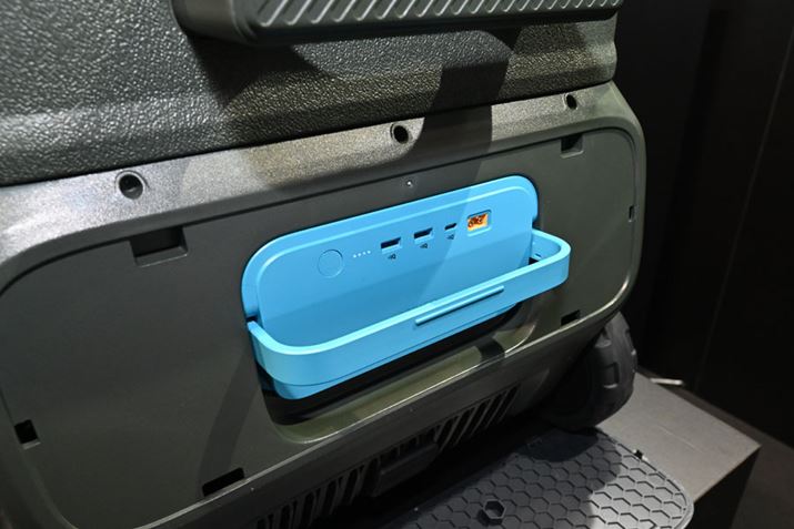 {̑ʂ̃Jo[ɎO\ȃobe[𓋍ځB|[^udƂĂgpłBUSBo͂́Aő12Wo͂USB Type-A×2ƁAő60Wo͂USB Type-C×1𓋍ځB[dԂ́A\[[[di100WjŖ3.6ԁAAC/VK[\Pbgi95WjŖ4ԁAUSB Type-Ci60WjŖ5.8Ԃ