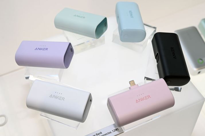 u621 Power BankiBuilt-In Lightning Connector,12Wjvi6{Ai3,990~j́Adʖ99gA܂肽ݎLightning[q𓋍ڂAiPhoneɒڏ[dł鏬^̃oCobe[Beʂ5,000mAhŁA[d[qUSB Type-CBJ[oG[V͑S6F